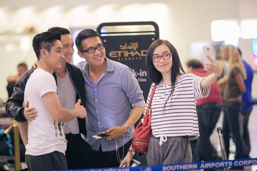 Trương Ngọc Ánh thân mật với quot;người tìnhquot; ở sân bay - 11