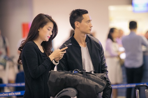 Trương Ngọc Ánh thân mật với quot;người tìnhquot; ở sân bay - 8