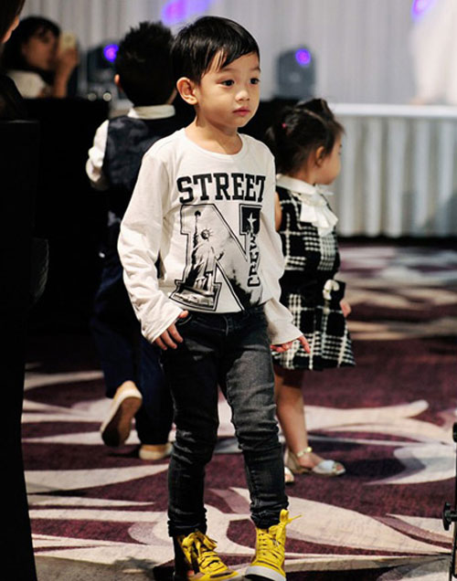 Tuyển tập quần jeans chất lừ của con trai Hồ Ngọc Hà - 1