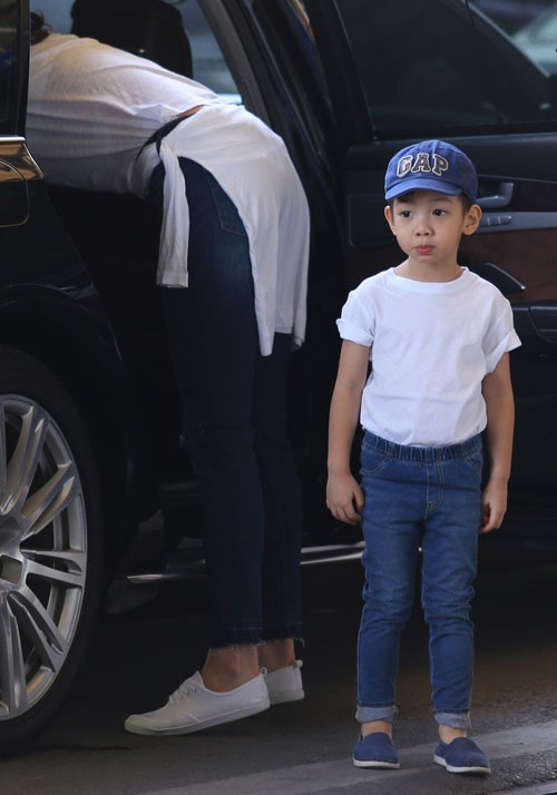 Tuyển tập quần jeans chất lừ của con trai Hồ Ngọc Hà - 10