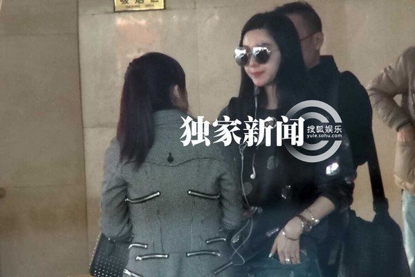 Fan bất ngờ khi Phạm Băng Băng đeo nhẫn đính hôn - 1