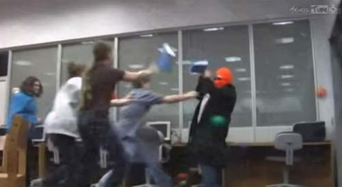 Trường Mỹ khuyến khích học sinh mang vỏ lon phòng thân - 2