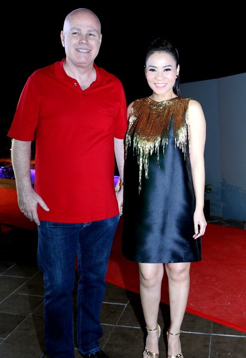 Thời trang bầu bí sành điệu hơn người của Thu Minh - 7