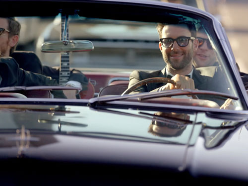 Maroon 5 quot;pháquot; 6 đám cưới thật để quay MV mới - 1