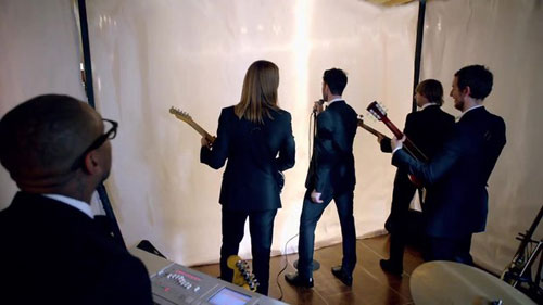 Maroon 5 quot;pháquot; 6 đám cưới thật để quay MV mới - 2