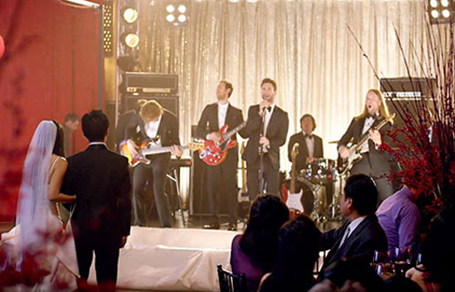 Maroon 5 quot;pháquot; 6 đám cưới thật để quay MV mới - 3