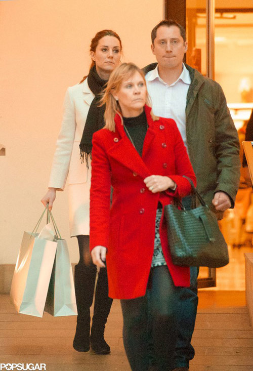 Bầu 33 tuần, Công nương Kate vẫn khệ nệ xách đồ - 1