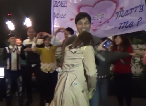 Video: Thổn thức màn cầu hôn “Em cưới anh nhé” của chàng trai 8X - 3