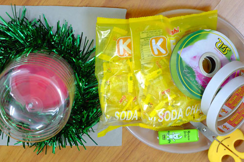 Cách làm quả dứa từ kẹo để ban thờ ngày Tết - 1