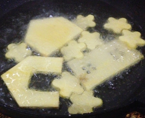 Khoai lang ngào đường hình ngôi nhà cho bé! - 2