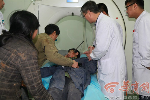 TQ: Một công nhân bị đoạn thép 1,5m đâm xuyên đầu - 6