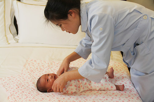 quot;Zoomquot; từng bước tắm cho trẻ sơ sinh vào mùa đông - 8