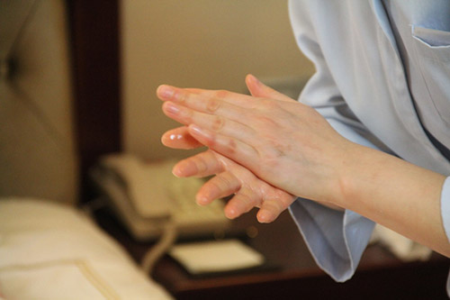 quot;Zoomquot; từng bước tắm cho trẻ sơ sinh vào mùa đông - 9