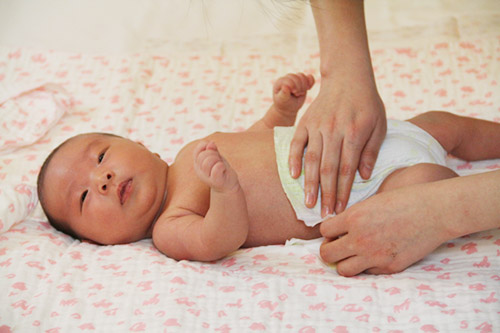 quot;Zoomquot; từng bước tắm cho trẻ sơ sinh vào mùa đông - 13