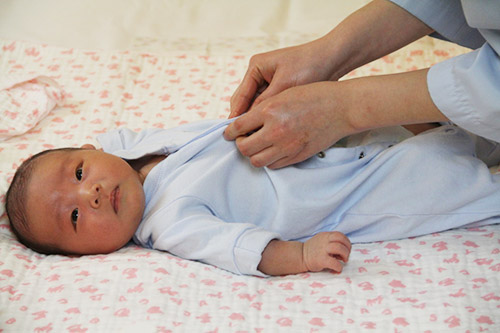 quot;Zoomquot; từng bước tắm cho trẻ sơ sinh vào mùa đông - 14