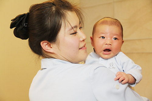 quot;Zoomquot; từng bước tắm cho trẻ sơ sinh vào mùa đông - 15