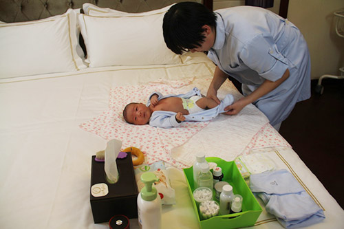 quot;Zoomquot; từng bước tắm cho trẻ sơ sinh vào mùa đông - 3