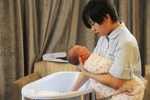 quot;Zoomquot; từng bước tắm cho trẻ sơ sinh vào mùa đông - 4