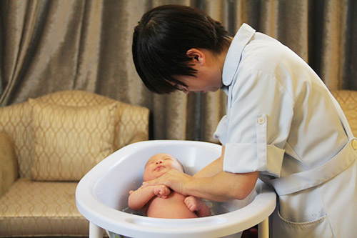 quot;Zoomquot; từng bước tắm cho trẻ sơ sinh vào mùa đông - 5