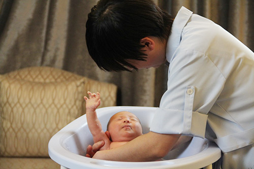 quot;Zoomquot; từng bước tắm cho trẻ sơ sinh vào mùa đông - 6