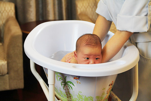 quot;Zoomquot; từng bước tắm cho trẻ sơ sinh vào mùa đông - 7