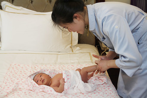 quot;Zoomquot; từng bước tắm cho trẻ sơ sinh vào mùa đông - 11