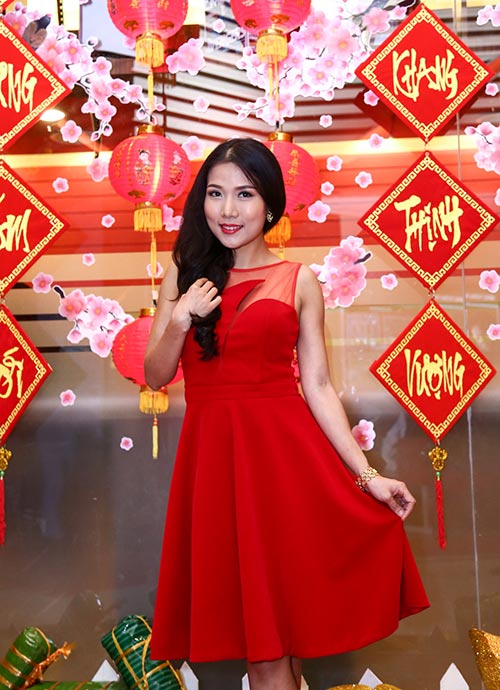 Diễn viên Thùy Dương đỏ rực đi xem phim Tết - 1