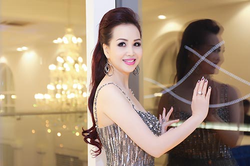 HH Diệu Hoa quot;đọquot; nhan sắc không tuổi với Thanh Mai - 3