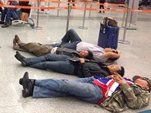 Hành khách nằm dài tại sân bay vì Jetstar hủy chuyến - 1