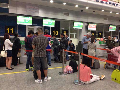 Hành khách nằm dài tại sân bay vì Jetstar hủy chuyến - 2