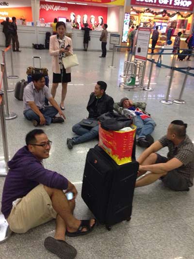 Hành khách nằm dài tại sân bay vì Jetstar hủy chuyến - 4