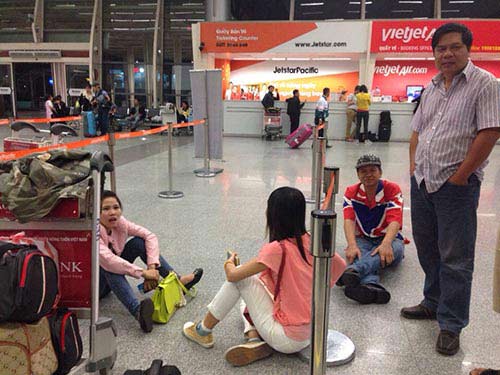 Hành khách nằm dài tại sân bay vì Jetstar hủy chuyến - 6