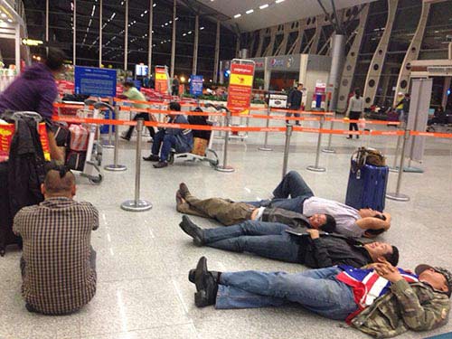 Hành khách nằm dài tại sân bay vì Jetstar hủy chuyến - 7