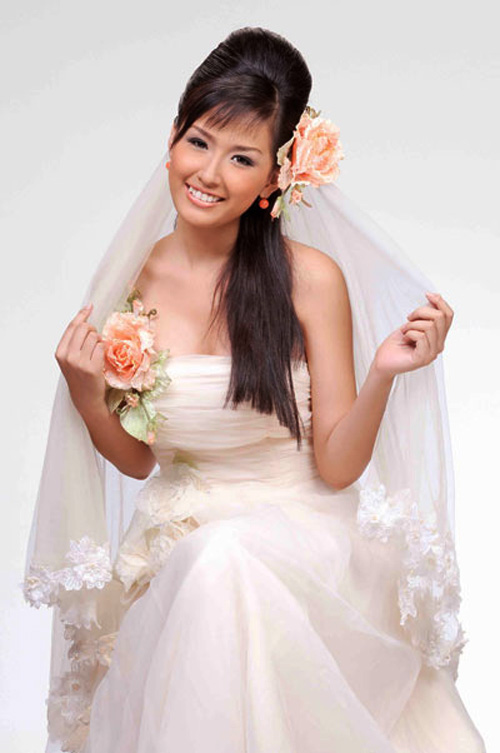 Mai Phương Thúy làm cô dâu gợi cảm dù chưa kết hôn - 1