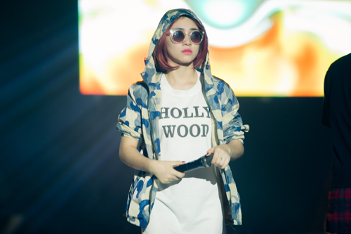 Hoà Minzy tươi rói xuất hiện sau ồn ào Công Phượng - 5