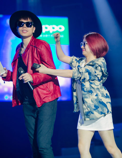 Hoà Minzy tươi rói xuất hiện sau ồn ào Công Phượng - 9