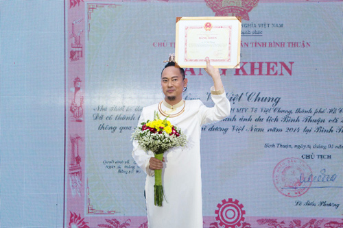 Võ Việt Chung nhận bằng khen cao quý của Bộ trưởng Bộ VHTTDL - 3