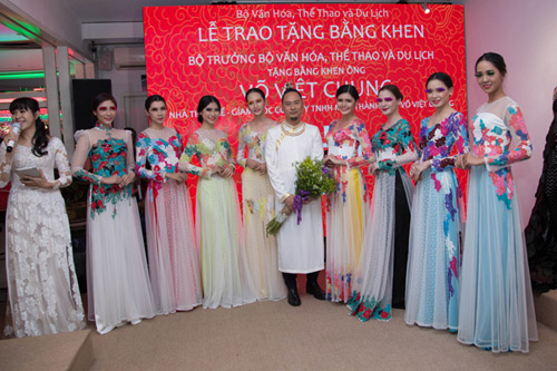 Võ Việt Chung nhận bằng khen cao quý của Bộ trưởng Bộ VHTTDL - 11