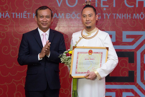 Võ Việt Chung nhận bằng khen cao quý của Bộ trưởng Bộ VHTTDL - 2