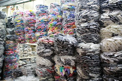 Những quot;đặc sảnquot; của chợ vải Sài Gòn cuối năm - 15
