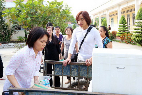 Việt Hương giản dị cùng chồng và con gái đi từ thiện - 1