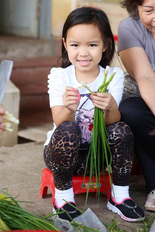 Việt Hương giản dị cùng chồng và con gái đi từ thiện - 4