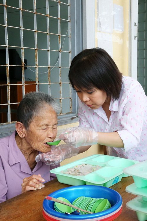 Việt Hương giản dị cùng chồng và con gái đi từ thiện - 8