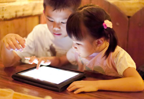 Nghiện chơi Ipad, bé 2 tuổi cận thị 4 đi-ốp - 1