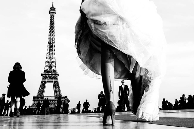 Biểu tượng của kinh đô Paris được lồng ghép rất sáng tạo trong bức ảnh cưới

