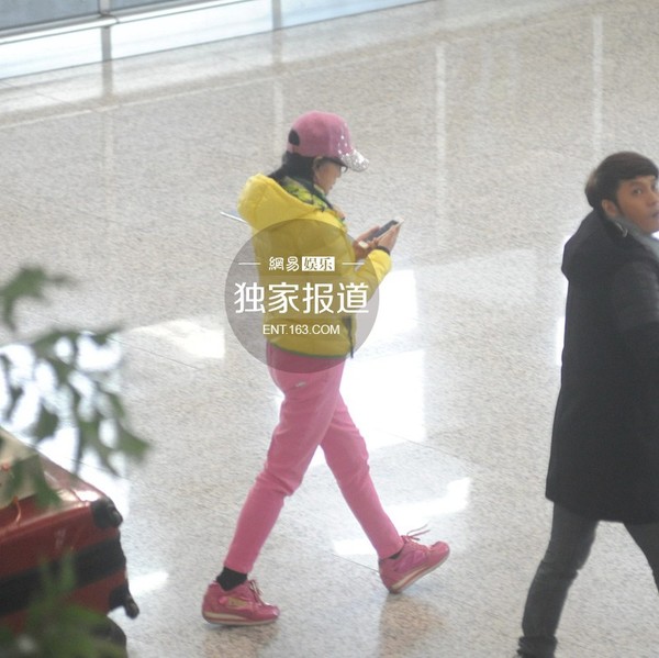 Lưu Hiểu Khánh ăn diện sặc sỡ dù đã ngoài 60 - 3