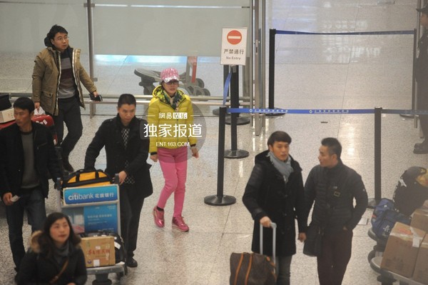 Lưu Hiểu Khánh ăn diện sặc sỡ dù đã ngoài 60 - 1