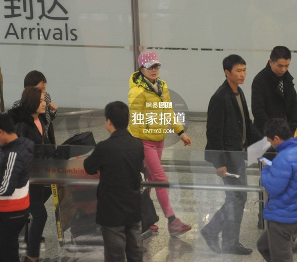 Lưu Hiểu Khánh ăn diện sặc sỡ dù đã ngoài 60 - 4