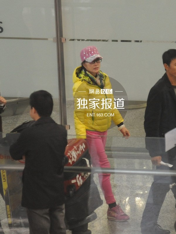 Lưu Hiểu Khánh ăn diện sặc sỡ dù đã ngoài 60 - 5