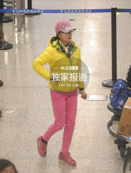 Lưu Hiểu Khánh ăn diện sặc sỡ dù đã ngoài 60 - 2